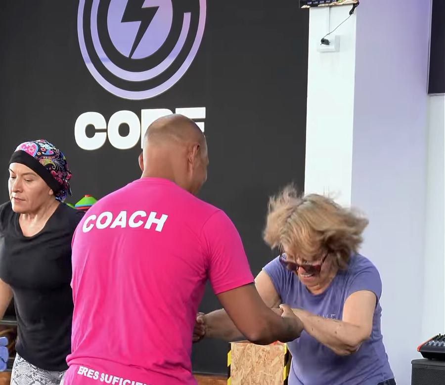 Entrenador de Core Gym corrigiendo una sentadilla
